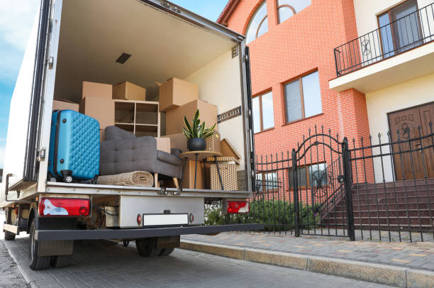 Van full of moving boxes and furniture near house Van full of moving boxes and furniture near house house moving company stock pictures, royalty-free photos & images